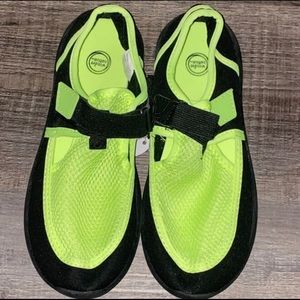 💞 New Kids Size 2-3 Black & Green Water Shoes